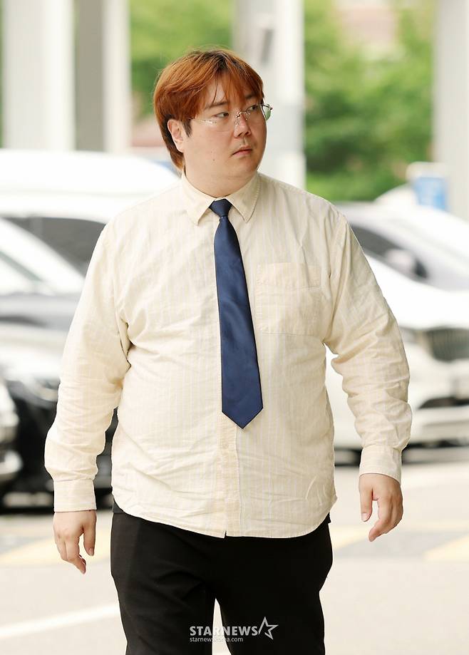 강제추행 혐의로 재판에 넘겨진 작곡가 겸 방송인 유재환이 16일 서울 남부지방법원에서 열린 항소심 선고기일에 참석해 재판을 마친 뒤 나서고 있다.   이날 재판부는 원심 판단이 정당하다고 보고 검찰과 유재환의 항소를 기각했다. /2026.07.16 /사진=김휘선 hwijpg@