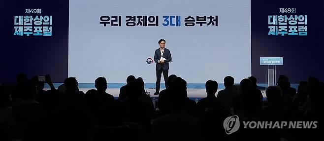 강연하는 김정관 산업통상부 장관 (서울=연합뉴스) 김정관 산업통상부 장관이 16일 제주 신라호텔에서 열린 제49회 대한상의 제주포럼에서 '산업정책 방향'이라는 주제로 강연하고 있다. 2026.7.16 [대한상의 제공. 재판매 및 DB 금지] photo@yna.co.kr