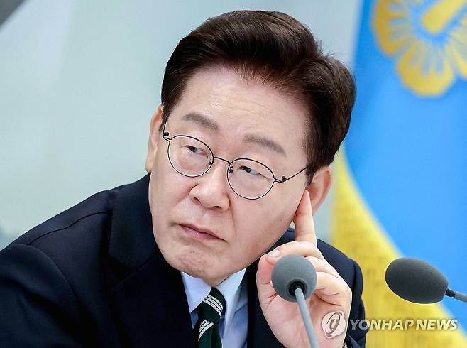 답변 청취하는 이재명 대통령 (서울=연합뉴스) 김도훈 기자 = 이재명 대통령이 16일 청와대 영빈관에서 열린 부처 업무보고에서 참석 기관장의 답변을 청취하고 있다. 2026.7.16 [청와대통신사진기자단] superdoo82@yna.co.kr