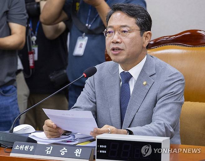 국회 법사위 제1소위에서 안건 설명하는 김승원 위원장 (서울=연합뉴스) 황광모 기자 = 국회 법제사법위원회 제1소위 위원장인 더불어민주당 김승원 의원이 15일 국회에서 법사위 제1소위를 개회한 뒤 안건을 설명하고 있다. 2026.7.15 hkmpooh@yna.co.kr