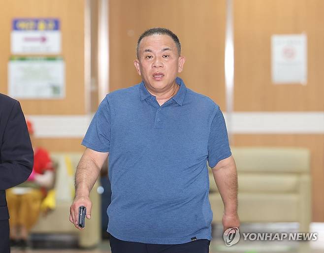 명태균 선고 공판 출석 (서울=연합뉴스) 박동주 기자 = 정치 브로커 명태균으로부터 여론조사를 무상으로 받은 혐의로 기소된 윤석열 전 대통령의 1심 결과가 나오는 13일 명씨가 서울 서초구 서울중앙지법에서 열린 선고 공판에 출석하고 있다. 2026.7.13 pdj6635@yna.co.kr