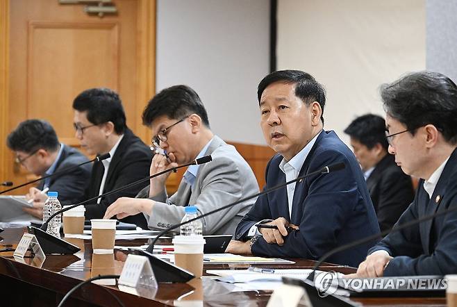 구윤철 부총리, 시장상황점검회의 주재 (서울=연합뉴스) 구윤철 부총리 겸 재정경제부 장관이 16일 서울 중구 은행연합회에서 열린 시장상황점검회의를 주재하고 있다. 2026.7.16 [재정경제부 제공. 재판매 및 DB 금지] photo@yna.co.kr