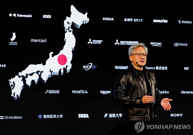일본 정부와 협력 발표하는 젠슨 황 엔비디아 CEO [로이터=연합뉴스. 재판매 및 DB 금지]