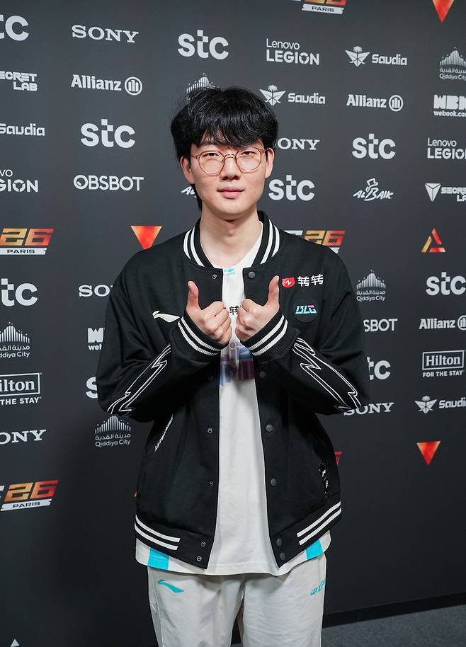 바이퍼 '더블 엄지척'     (파리=연합뉴스) 김주환 기자 = 중국 빌리빌리 게이밍(BLG)의 바텀 라이너 '바이퍼' 박도현이 16일(현지 시간) 파리 포르트 드 베르사유 전시장에서 열린 EWC 2026 C조 그룹 스테이지 경기 종료 후 취재진과 만나 포즈를 취하고 있다. 2026.7.16 jujuk@yna.co.kr