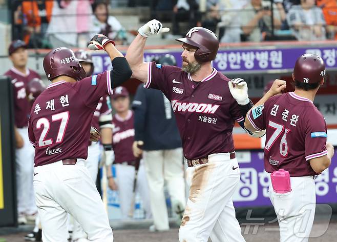 17일 대전 한화생명볼파크에서 열린 2026 신한 SOL KBO리그 키움 히어로즈와 한화 이글스의 경기에서 키움 데이비슨이 2회초 3점 홈런을 치며 홈에 들어오고 있다. 2026.7.17 ⓒ 뉴스1 김기남 기자