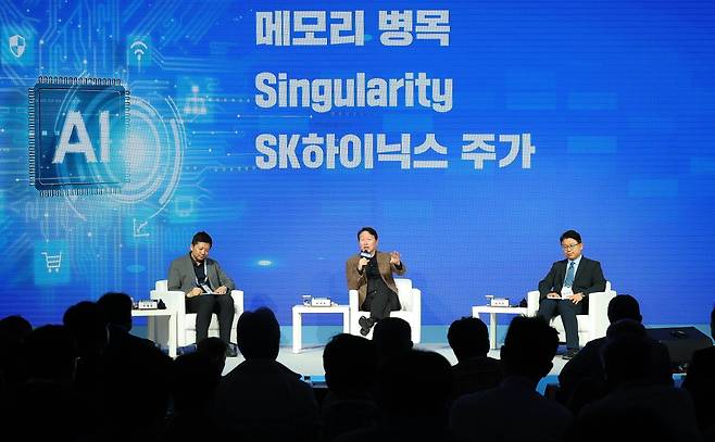 최태원 대한상의 회장(가운데)과 권석준 성균관대학교 교수(오른쪽), 이재욱 서울대학교 AI연구원장(왼쪽)이 17일 제주 신라호텔에서 '한국경제의 AI 성장을 위한 아젠다'라는 주제로 대담을 하고 있다. /대한상의