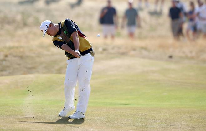 <yonhap photo-6899=""> epa13114477 Sungjae Im of South Korea hits a shot on the 10th hole during Round 1 at the British Open Golf Championships at Royal Birkdale in Southport, Britain, 16 July 2026. EPA/ADAM VAUGHAN/2026-07-16 18:56:30/ <저작권자 ⓒ 1980~2026 ㈜연합뉴스. 무단 전재 재배포 금지, AI 학습 및 활용 금지></yonhap>