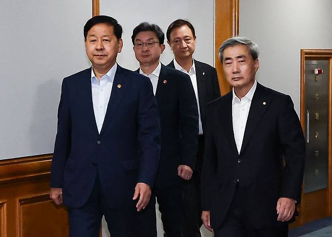 구윤철 부총리 겸 재정경제부 장관, 신현송 한국은행 총재, 이억원 금융위원장, 이찬진 금융감독원장이 16일 서울 중구 은행회관에서 열린 시장상황점검회의에 참석하고 있다  이날 회의에서는 단일종목 레버리지 ETF 보완 대책 등을 논의할것으로 알려졌다. 뉴스1