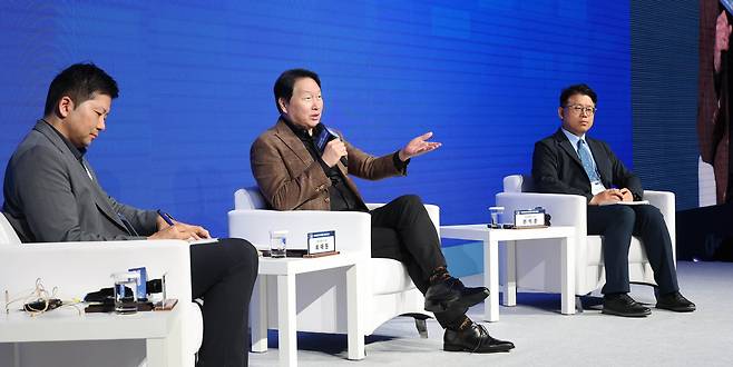 최태원 대한상의 회장(가운데)과 권석준 성균관대학교 교수(오른쪽), 이재욱 서울대학교 AI연구원장(왼쪽)이 17일 대한상공회의소 제주포럼에서 ‘한국경제의 AI 성장을 위한 아젠다’라는 주제로 대담을 하고 있다. 대한상공회의소 제공