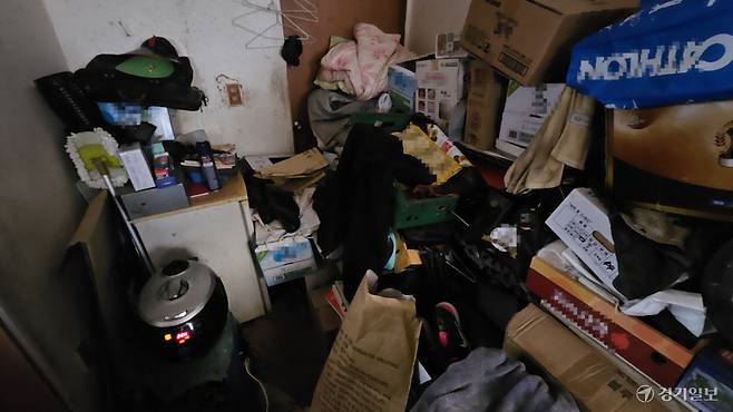 14일 오전 인천 계양구 한 빌라. 이곳에 사는 한 어르신 방에 내다 파려고 모아 둔 폐지들이 쌓여있다. 박기웅기자