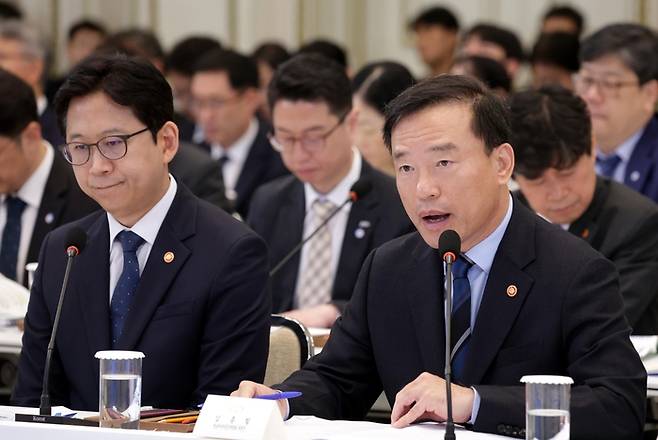 김종철 방송미디어통신위원장이 16일 청와대 영빈관에서 열린 ‘삶으로 체감하는 대체불가 대한민국-국민과 함께하는 두 번째 업무보고’에서 업무보고를 하고 있다. [뉴시스]