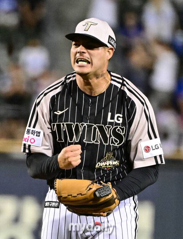 LG 리오스가 9회초 구원등판해 KBO 첫 세이브를 기록한 뒤 포효하고 있다./마이데일리