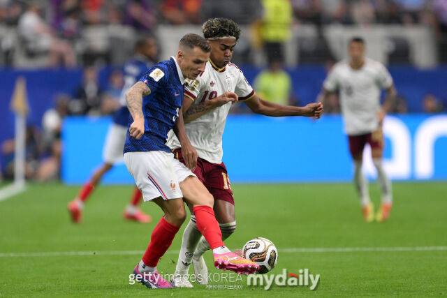 디뉴(왼쪽)와 야말이 북중미월드컵 4강전에서 볼을 경합하고 있다./게티이미지코리아