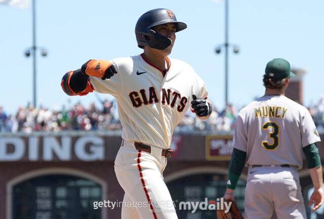 MLB 샌프란시스코에서 뛰고 있는 이정후가 디음 시즌에도 소속팀 유니폼을 계속 입고 있을 경우 2027시즌 팀 개막전 상대로 콜로라도를 만난다./게티이미지코리아
