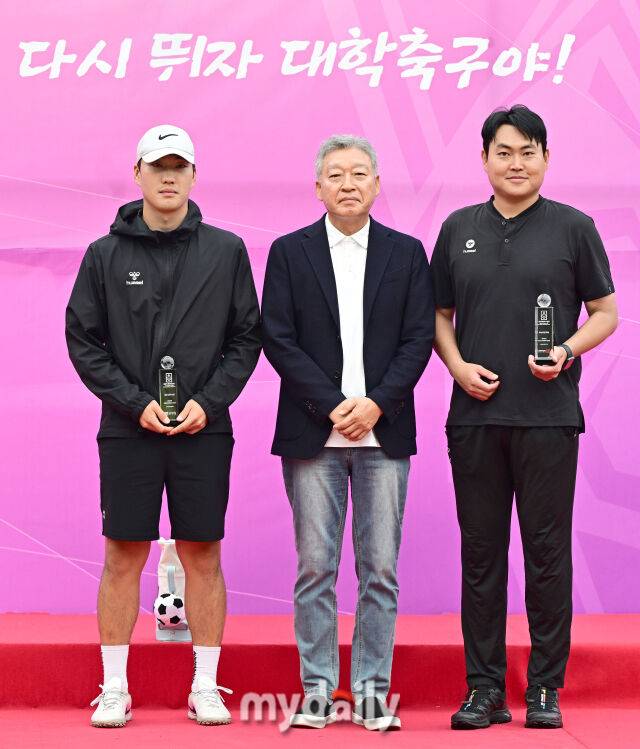 2026년 7월 17일 오후 강원도 태백종합운동장 고원1구장에서 열린 '제62회 추계대학축구연맹전' 결승, 중앙대학교와 동명대학교의 경기.동명대 이승준 감독(오른쪽)과 최성환 코치가 우수 지도자상을 수상하고 있다.이번 대회에는 전국 대학축구 78개 팀이 참가해 총 156경기를 치르며, 백두대간기와 태백산기 2개 리그로 나누어 예선리그와 토너먼트 방식으로 진행된다./태백=유진형 기자