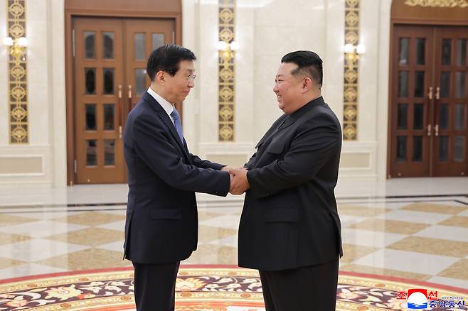 김정은 북한 국무위원장이 지난 16일 북중 우호조약 체결 65주년을 계기로 방북한 왕후닝 전국인민정치협상회의(정협) 주석을 단장으로 한 중국 당·정대표단을 접견했다고 조선중앙통신이 17일 보도했다.[연합]