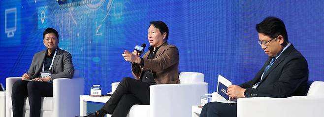 [서귀포=뉴시스] 최태원 회장은 17일 오전 대한상의 제주포럼이 열린 제주신라호텔에서 권석준 성균관대 교수와 'AI가 가져올 미래와 한국경제의 성장 담론'을 주제로 대담을 가졌다. 사회는 이재욱 서울대 AI연구원장이 맡았다. (사진=대한상의 제공) *재판매 및 DB 금지