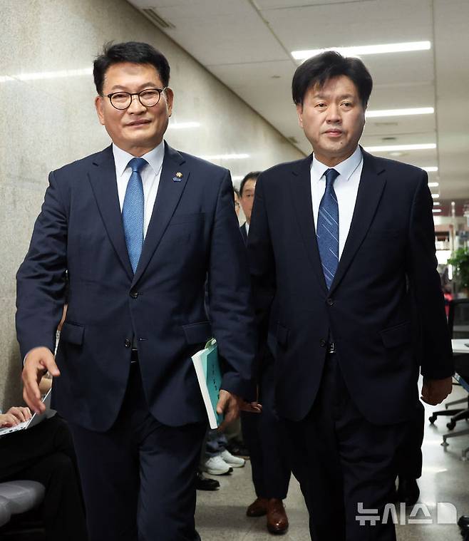 [서울=뉴시스] 최진석 기자 = 더불어민주당 당권주자인 송영길(왼쪽) 의원이 17일 비공개 최고위원회의가 열린 여의도 국회 민주당 대표회의실 로 민주당 강령·당헌·당규집을 들고 김용 전 민주연구원 부원장과 이동하고 있다. 2026.07.17. myjs@newsis.com