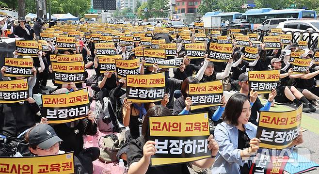 [서울=뉴시스] 김금보 기자 = 전국교사일동 소속 회원들이 서이초등학교 교사 순직 3주기를 하루 앞둔 17일 오후 서울 종로구 정부서울청사 앞에서 교권보장을 위한 아동복지법 즉각개정을 요구하는 집회를 하고 있다. 2026.07.17. kgb@newsis.com