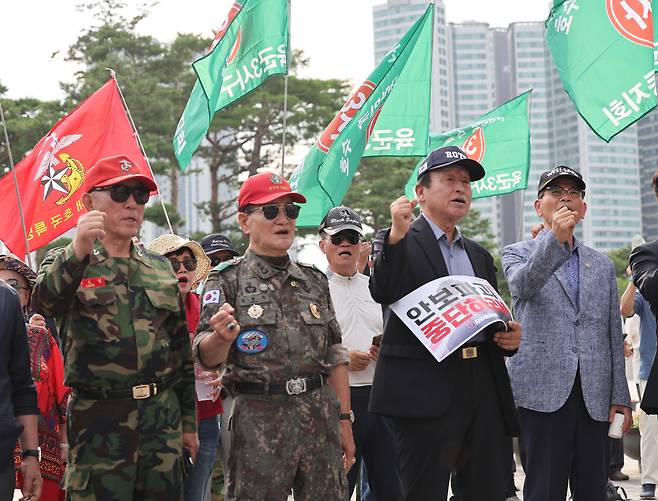 16일 서울 용산구 전쟁기념관 앞에서 전국안보시민단체총연합 등이 연 안규백 탄핵촉구 국민대회에서 참가자들이 국군사관학교 추진 등을 규탄하는 구호를 외치고 있다. 연합