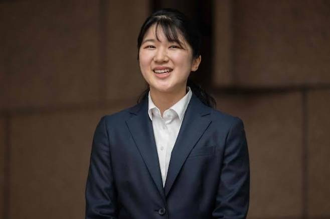 아이코 일본 공주가 2024년 4월 1일 도쿄 미나토구 일본적십자사에 첫 출근하며 취재진을 향해 웃고 있다. AFP 연합뉴스
