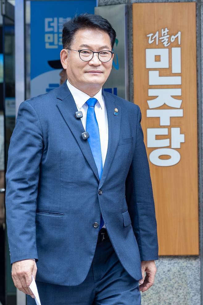 더불어민주당 대표에 도전하는 송영길 의원이 16일 서울 여의도 민주당 중앙당사에서 후보 등록을 마친 뒤 접수처에서 나오고 있다. 연합뉴스