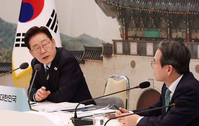 이재명 대통령이 16일 청와대에서 국민과 함께하는 두 번째 업무보고에서 발언하고 있다. 청와대사진기자단