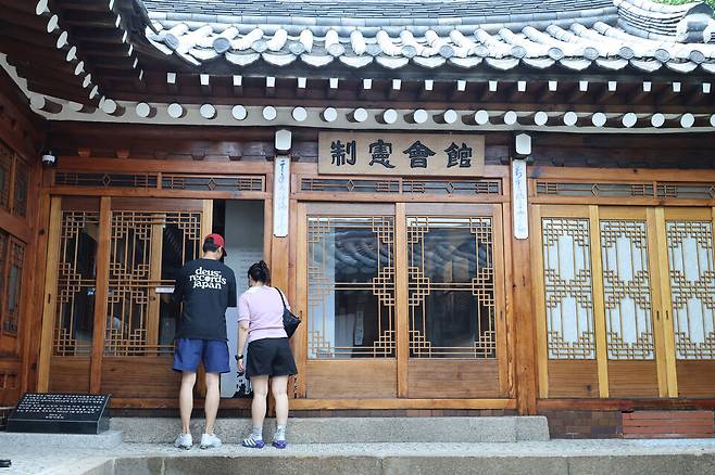 제헌국회전시관의 대문을 열고 들어오면 한옥으로 지어진 전시 공간이 펼쳐진다. ⓒ시사저널 박은숙