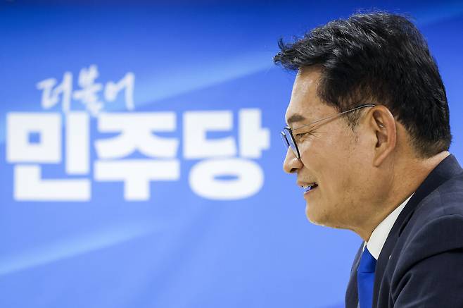 더불어민주당 대표에 도전하는 송영길 의원이 16일 서울 여의도 민주당 중앙당사에서 후보 등록을 하는 모습 ⓒ 연합뉴스