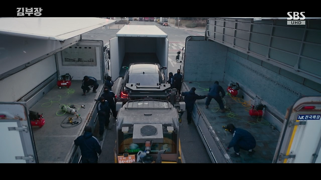 Episode 7 of the SBS drama Manager Kim depicted the process of Manager Kim and his group repelling an attack by Moving, who were acting on orders from Ju Sang Wook, and successfully counterattacking. Manager Kim, Seong Han-soo, and Park Jin-cheol escaped the threat of being buried alive and subdued the members of Juhak Construction, continuing the dramatic development.