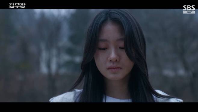 In the SBS drama *Director Kim*, So Ji-sub, who plays Director Kim, tracked down Joo Sang-wook—who plays Joo Kang-chan, the man who kidnapped his daughter Min-ji—to exact a satisfying revenge and secure a heartfelt apology from him. Later, Director Kim surrendered himself to the Special Investigations Bureau to ensure Min-jis safety, leading to a heartbreaking farewell.In the drama, Director Kim and his colleagues successfully rescued Min-ji despite the threats sent by Joo Kang-chan. Director Kim went directly to Joo Kang-chans home to confront him about the kidnapping and his attempts to cover it up; enraged by Joo Kang-chans arrogant attitude, he subdued him. Ultimately, Ju Kang-chan knelt before Min-ji and apologized.After the case was resolved, Director Kim confessed to Min-ji that he was from North Korea and bid her farewell. Min-ji expressed her deep affection for her father and saw him off with tears in her eyes.In the end, Director Kim surrendered to the Special Investigations Bureau on the condition that Min-jis safety be guaranteed. Unlike his colleagues who were arrested alongside him, Director Kim was ultimately handed over to North Korea, heightening curiosity about future developments.