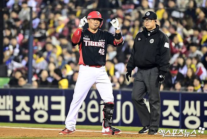 2일 오후 서울 송파구 잠실야구장에서 열린 '2026 신한 SOL Bank KBO리그' KIA 타이거즈와 LG 트윈스의 경기, 4회초 2사 1루 KIA 김태군이 안타를 때려낸 뒤 세리머니를 하고 있다. 엑스포츠뉴스 DB