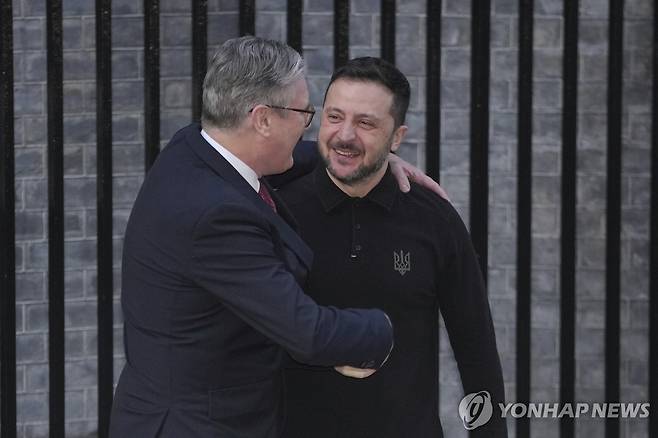 백악관 정상회담 파행 다음날인 2025년 3월 1일 다우닝가 찾은 젤렌스키 [AP=연합뉴스 자료사진. 재판매 및 DB 금지]