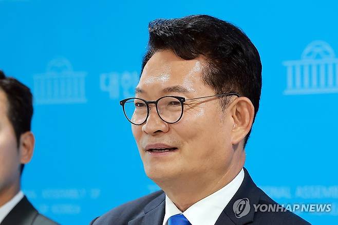 백브리핑하는 민주당 당권주자 송영길 의원 (서울=연합뉴스) 신현우 기자 = 더불어민주당 당권주자인 송영길 의원이 15일 국회 소통관에서 채상병 순직 사건 3주기를 맞아 열린 연루자 후속 고발 회견에 참석한 뒤 백브리핑하고 있다. 2026.7.15 nowwego@yna.co.kr