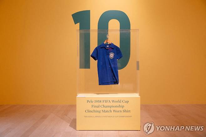 소더비 경매에 나온 펠레의 유니폼 [로이터=연합뉴스. 재판매 및 DB 금지]