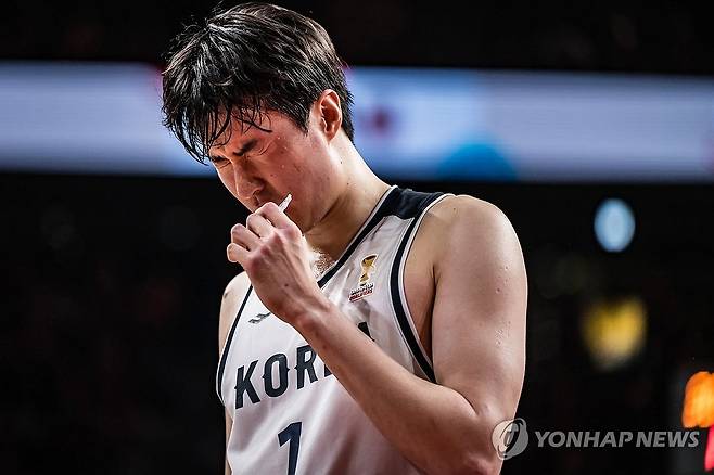 간절한 이현중 (서울=연합뉴스) 1일 일본 오키나와현 아레나에서 열린 2027 국제농구연맹(FIBA) 월드컵 아시아 예선 1라운드 B조 4차전 일본과의 경기에서 이현중(1번)이 인상을 쓰고 있다. 이날 한국대표팀은 72-78로 졌다. 2026.3.1 [FIBA 제공. 재판매 및 DB 금지] photo@yna.co.kr