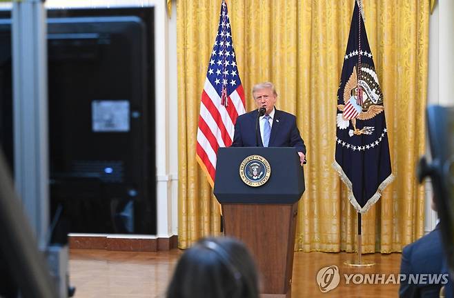 대국민 연설하는 트럼프 도널드 트럼프 미국 대통령이 16일(현지시간) 워싱틴DC 백악관 이스트룸에서 대국민 연설을 하고 있다. [AP=연합뉴스. 재판매 및 DB 금지]