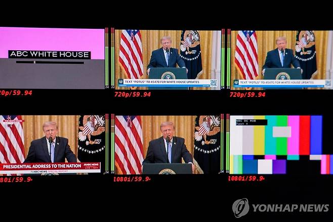 미 주요 방송사들, 트럼프 연설 생중계 거부 도널드 트럼프 미국 대통령이 16일(현지시간) 백악관 이스트룸에서 '부정선거론'에 관한 대국민 연설을 하는 동안 백악관 프레스룸에 일부 방송사들의 화면이 생중계를 하지 않고 있다.  [로이터=연합뉴스. 재판매 및 DB 금지]