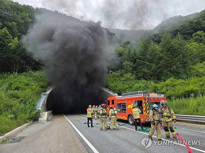 영동고속도로 대관령4터널서 4중 추돌 뒤 차량 화재 (강릉=연합뉴스) 제헌절 연휴 첫날인 17일 오전 11시 51분께 강원 강릉시 왕산면 왕산리 영동고속도로 강릉 방면 대관령 4터널에서 4중 추돌 사고가 나 소방대원들이 진화작업을 벌이고 있다. 2026.7.17 [강원특별자치도소방본부 제공. 재판매 및 DB 금지] yangdoo@yna.co.kr