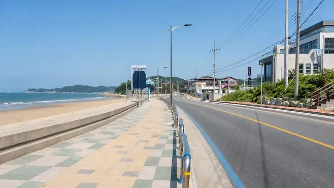 대천해수욕장 해안도로와 보행로가 해변으로 이어지는 접근 동선