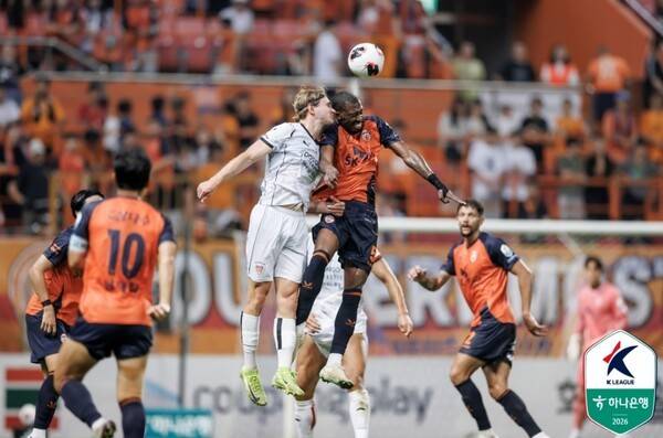 18일 오후 7시 30분 제주월드컵경기장에서 열린 제주SK FC와의 하나은행 K리그1 2026 18라운드 경기에서 포항의 트란지스카(왼쪽)와 이탈로가 헤딩볼 경합을 벌이고 있다. 한국프로축구연맹 제공