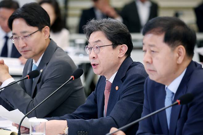 ▲이억원 금융위원장이 15일 청와대에서 열린 이재명 대통령 주재 부처 업무보고에서 보고하고 있다. 왼쪽부터 임광현 국세청장, 이억원 금융위원장, 구윤철 부총리 겸 재정경제부 장관. [청와대통신사진기자단]
