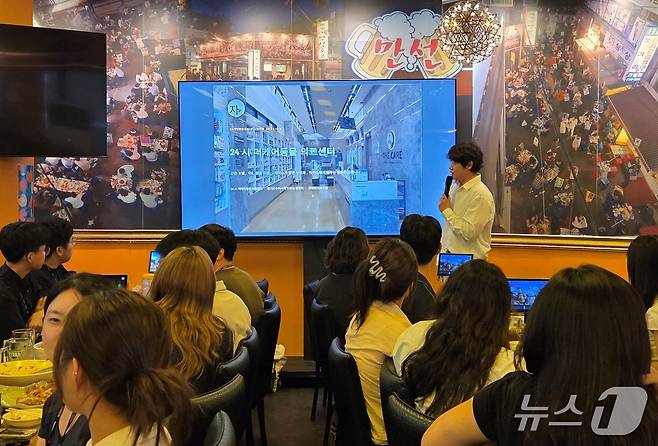 김예원 더케어동물의료센터 원장이 11일 수의대생과 대화를 하고 있다. ⓒ 뉴스1 최서윤 기자