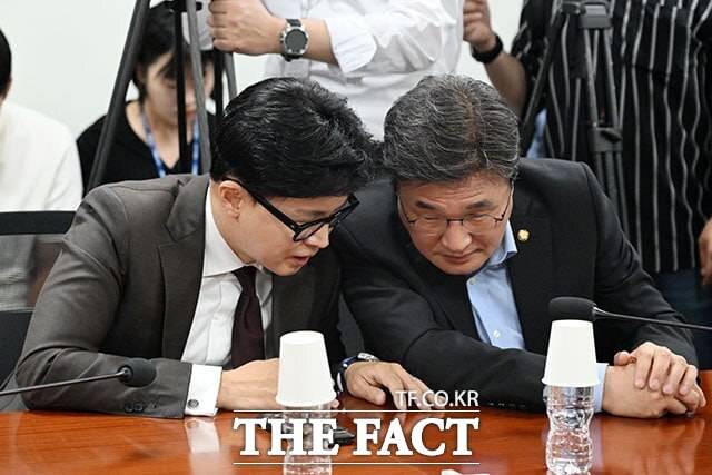 국민의힘 복당을 염두에 두고 당과의 접점을 넓혀온 한동훈(왼쪽)무소속 의원의 복당 셈법이 갈수록 복잡해지고 있다. 사진은 한 의원이 지난 6일 국회 의원회관에서 열린 '월드컵 이후, 한국 축구 살리는 골든 타임: 한국 축구 긴급 토론회'에 참석해 김대식 국민의힘 의원과 대화를 나누는 모습. /서예원 기자