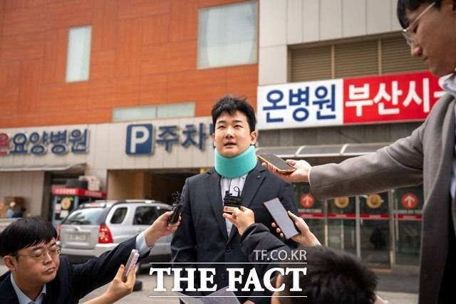 정이한 전 개혁신당 부산시장 후보의 테러 자작극 사태로 인해 국민의힘과 개혁신당 사이가 급속도로 얼어붙은 가운데, 향후 대여 투쟁을 위한 공조의 불씨가 살아날 수 있을지 관심이 모아지고 있다. 사진은 정이한 전 후보가 지난 4월 29일 퇴원하면서 기자회견을 하고 있는 모습. /개혁신당