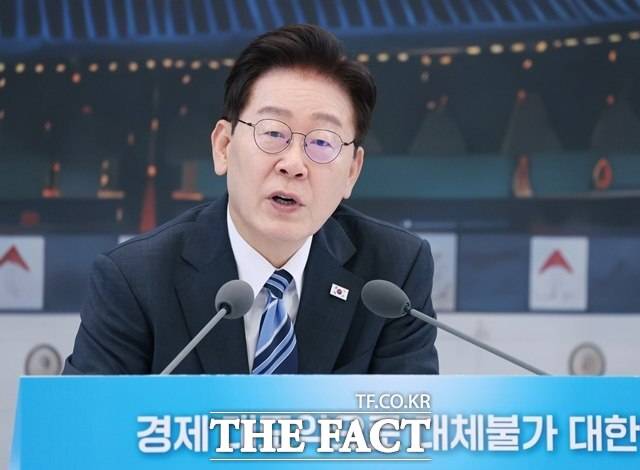 이재명 대통령이 15일 재경경제부를 시작으로 두 번째 부처 업무보고를 주재했다. 사진은 이 대통령이 이날 청와대에서 주재한 재정경제부·국가데이터처·금융위원회·기획예산처 2차 업무보고에서 발언하는 모습. /뉴시스