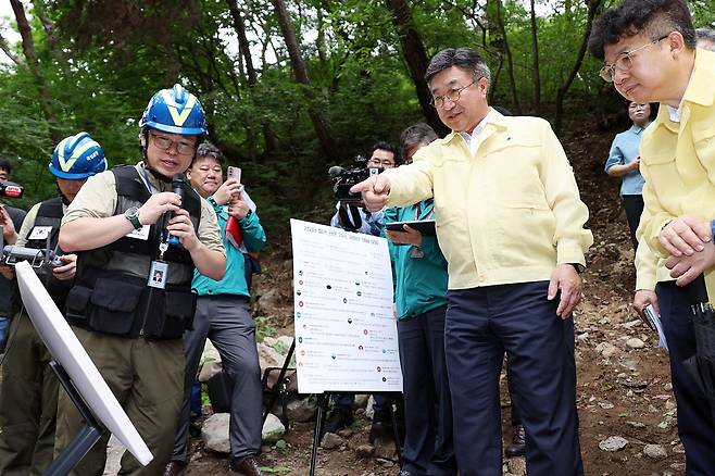 윤호중 행정안전부 장관이 8일 오후 대구 팔공산 국립공원을 방문해 하천 계곡 불법시설 정비현장을 점검하고 있다. 뉴스1