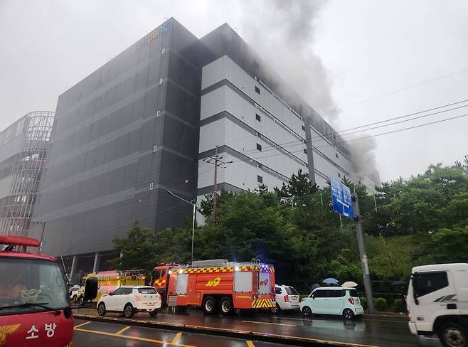 18일 오전 6시54분께 인천 서해구 석남동 쿠팡 32물류센터에서 화재가 발생했다. 인천소방본부 제공