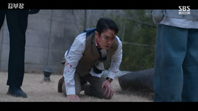 결국 주강찬(주상욱 분)은 온몸이 피투성이가 된 채 만신창이로 전락했다./SBS 금토드라마 '김부장'