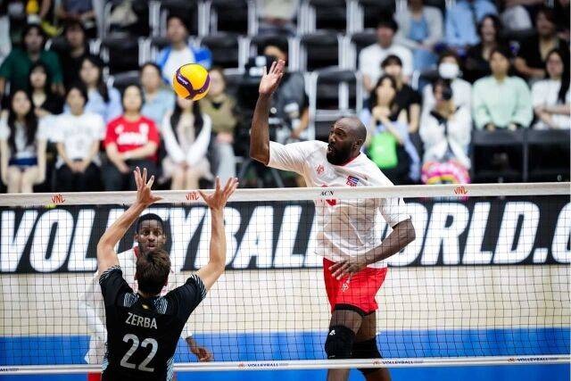 쿠바남자배구대표팀 베테랑 미들 블로커 시몬이 17일 열린 2026 VNL 3주 차 아르헨티나와 경기 도중 속공을 시도하고 있다./국제배구연맹(FIVB) 제공